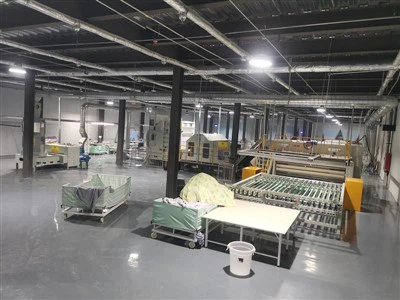 Care sunt cerințele privind echipamentele de etichetare pentru o linie de pro...